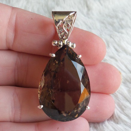Zilveren hanger gezet met facet druppelvorm Smokey Topaas 